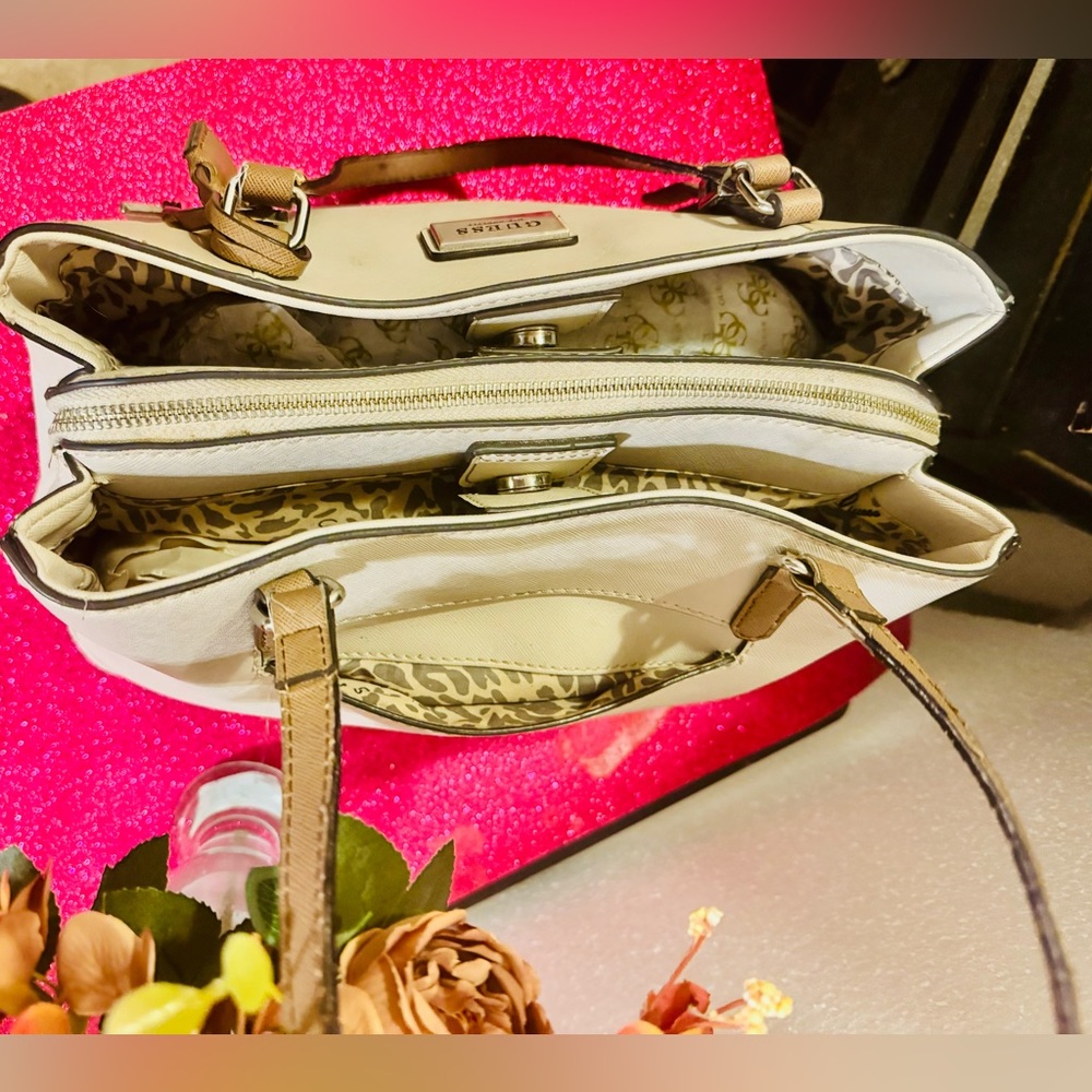 “Guess” Large hand Bag - Picture 7 of 16